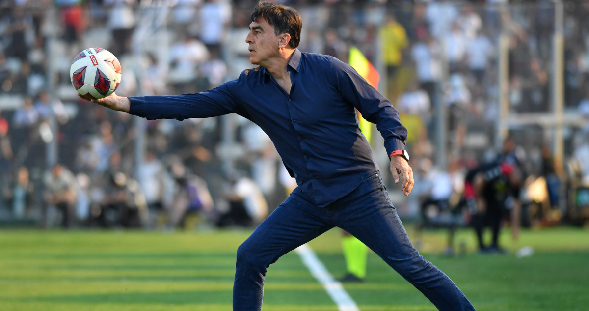 Gustavo Quinteros es seguido de cerca por un potente equipo argentino.