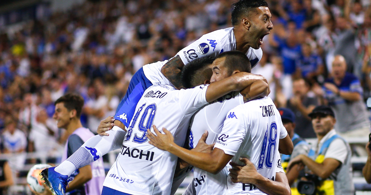 Gustavo Quinteros se arriesga y retorna al primer equipo a jugador problemático.
