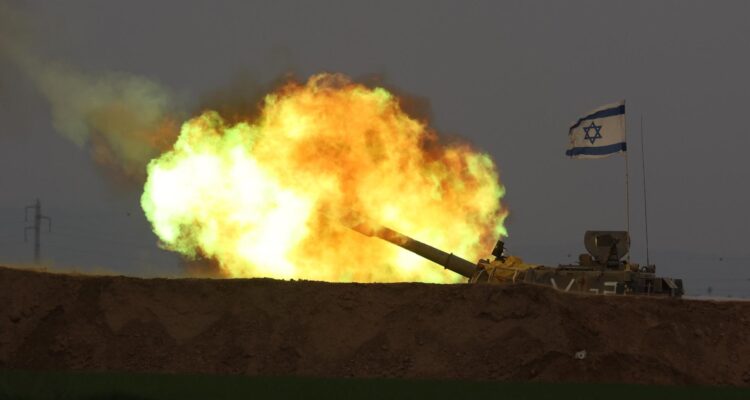 Una unidad de artillería israelí bombardea objetivos en la Franja de Gaza