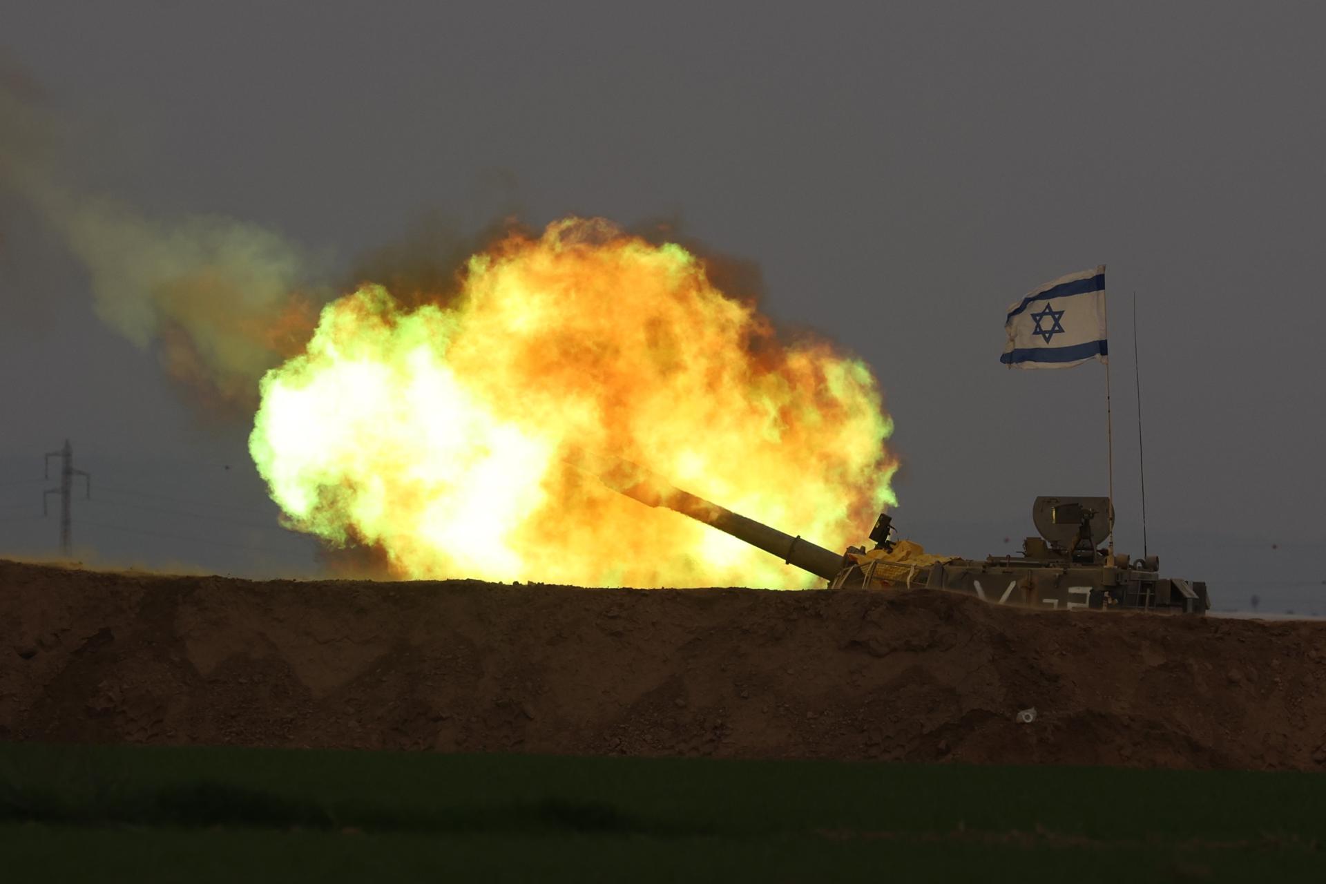 Una unidad de artillería israelí bombardea objetivos en la Franja de Gaza