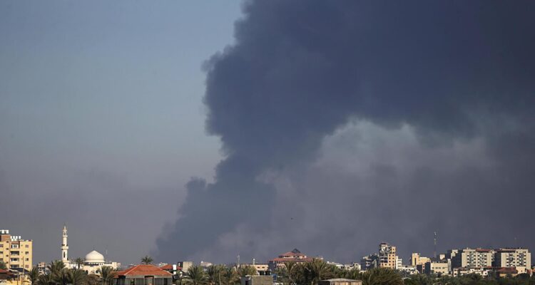 El humo se eleva tras los ataques aéreos israelíes en Gaza