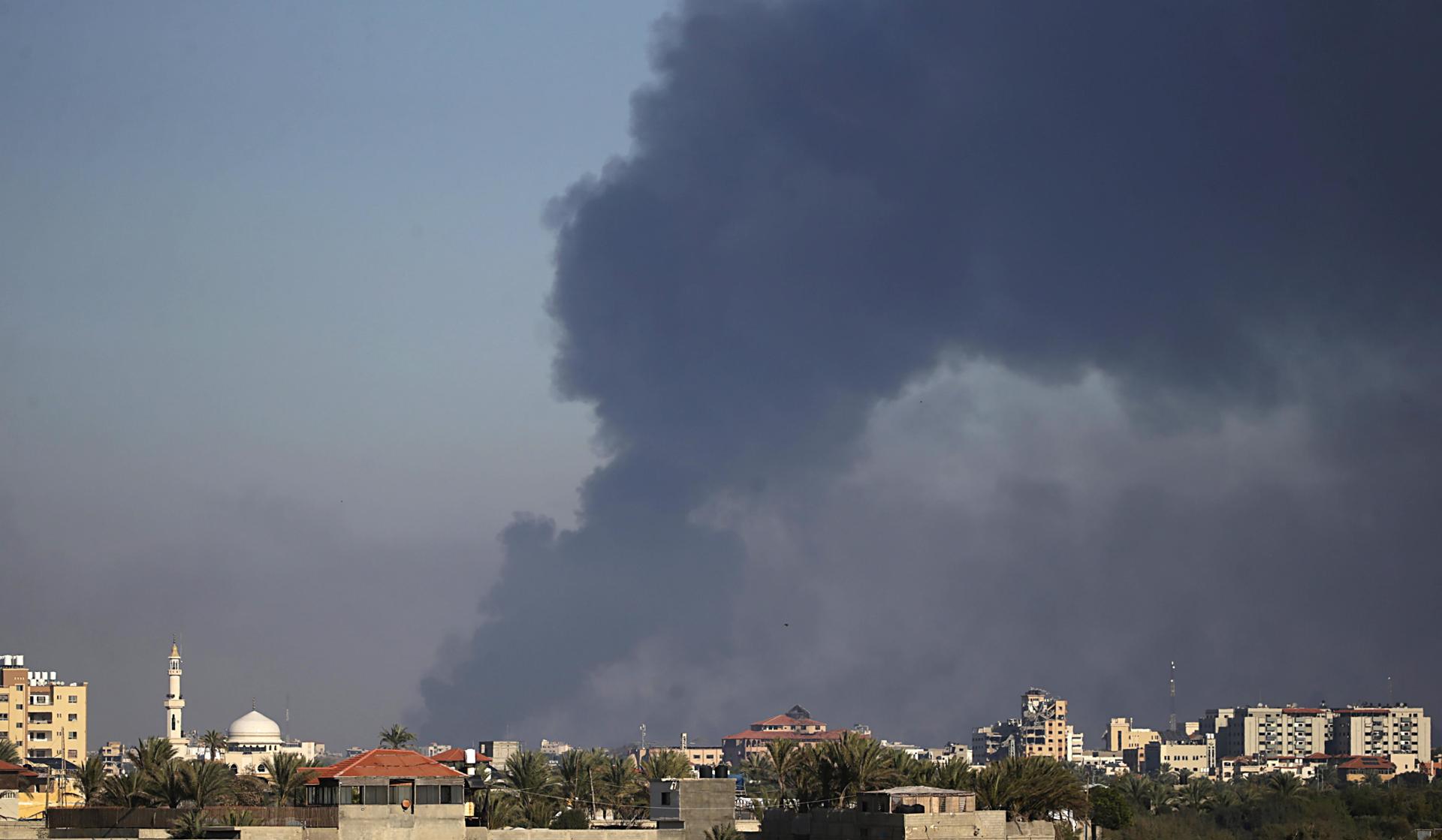 El humo se eleva tras los ataques aéreos israelíes en Gaza