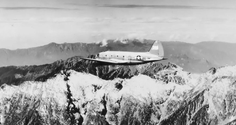 Un avión de la Fuerza Aérea de EE. UU. sobrevuela las montañas del Himalaya en 1945
