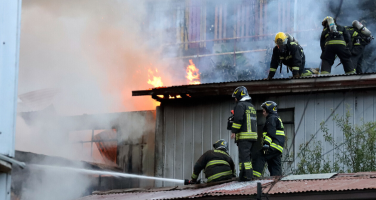 Hombre muere tras incendio que afectó a 6 viviendas en Quillota