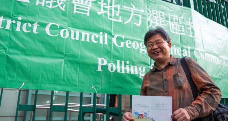 Un votante en las elecciones ordinarias del consejo de distrito en Hong Kong 