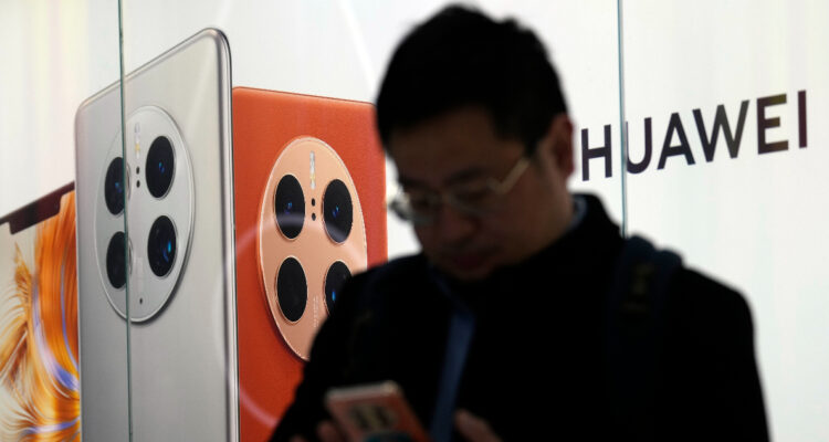 Huawei dice que superó “la tormenta” y prevé un aumento de sus ingresos