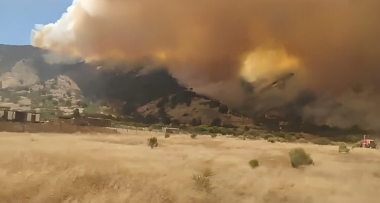 RM se cubre de humo tras incendios en Curacaví y San Bernardo: decretan Alerta roja en ambas comunas