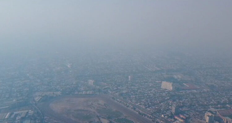 Videos registran nube de humo en la RM proveniente de incendios forestales en Curacaví y San Bernardo