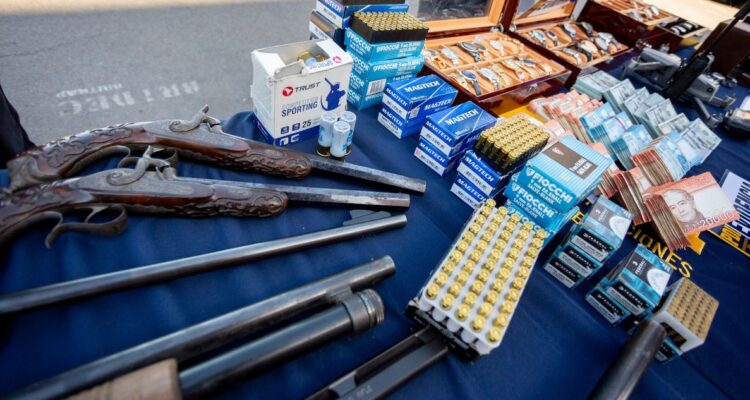Autos de lujo, armas y munición: fotos muestran millonaria incautación a 55 detenidos por megafraude