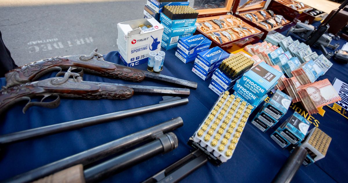 Autos de lujo, armas y munición: fotos muestran millonaria incautación a 55 detenidos por megafraude