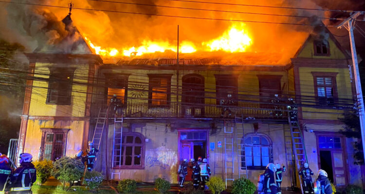Incendio afecta a casona Binder de Puerto Montt: bombero cayó desde estructura en medio de trabajos