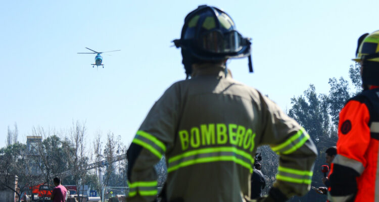Confirman muerte de tercer trabajador en incendio en polígono de tiro de Carabineros en Cerrillos
