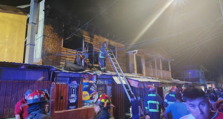 Una persona murió tras incendio en La Florida: otro siniestro destruyó 5 casas en Recoleta