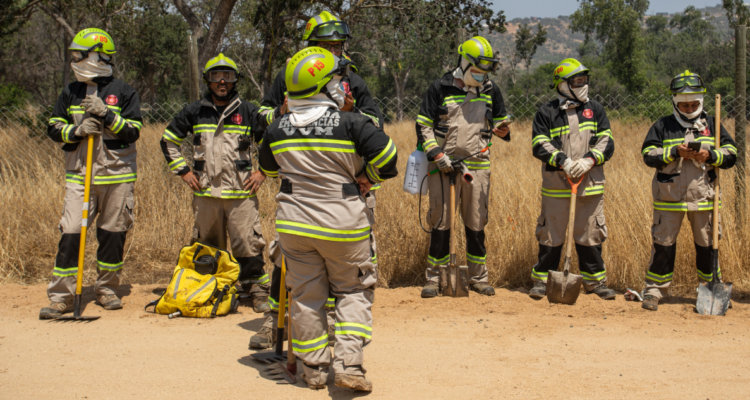 Brigadistas previo a combatir un incendio forestal.