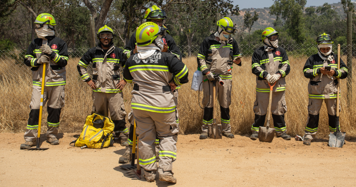 Brigadistas previo a combatir un incendio forestal.