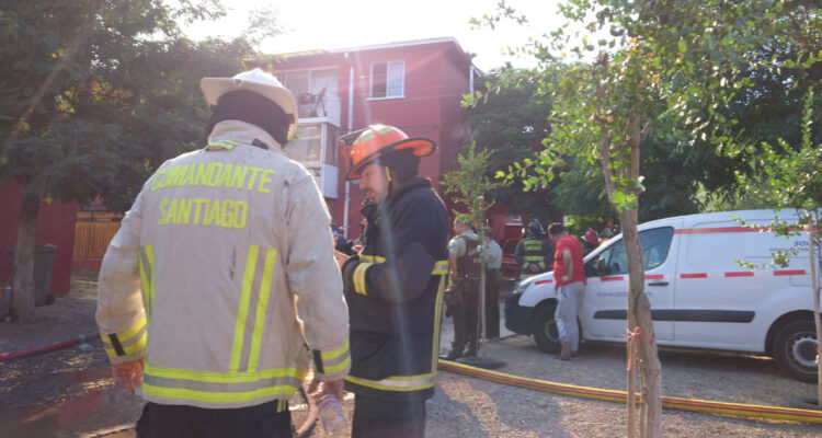 Incendio en Renca deja 6 departamentos afectados y 30 damnificados en vísperas de Navidad