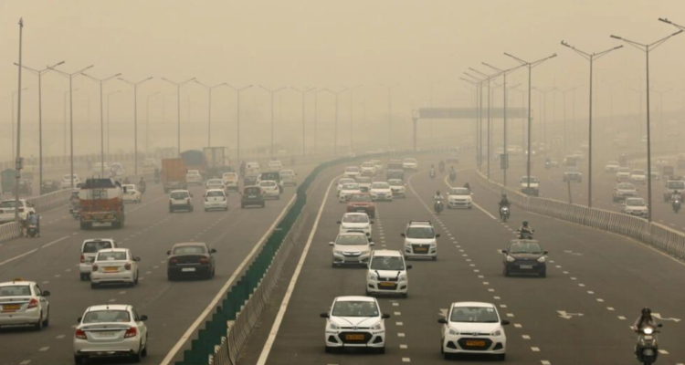 Una espesa capa de smog cubre Nueva Delhi en 2019