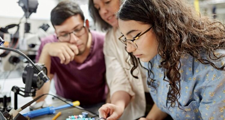 Dónde estudiar Ingeniería en Seguridad Privada, la carrera con mayor empleabilidad en Chile: sueldos pueden rozar los $2 millones.