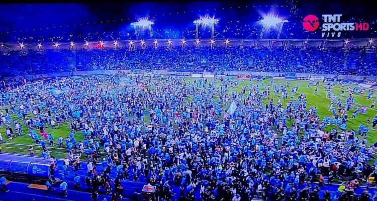 Caos en el Tierra de Campeones: hinchas invadieron campo deportivo tras ascenso de Iquique