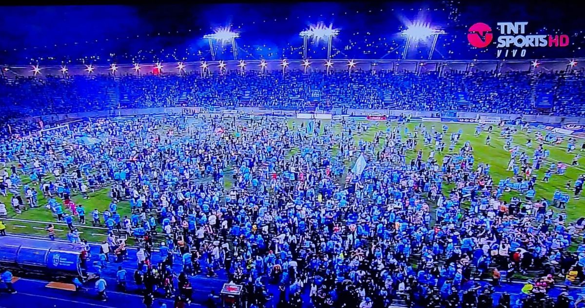 Caos en el Tierra de Campeones: hinchas invadieron campo deportivo tras ascenso de Iquique