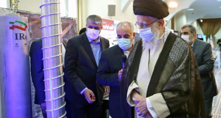 El líder supremo de Irán, Ali Jamenei, en una exposición de industria nuclear iraní en junio