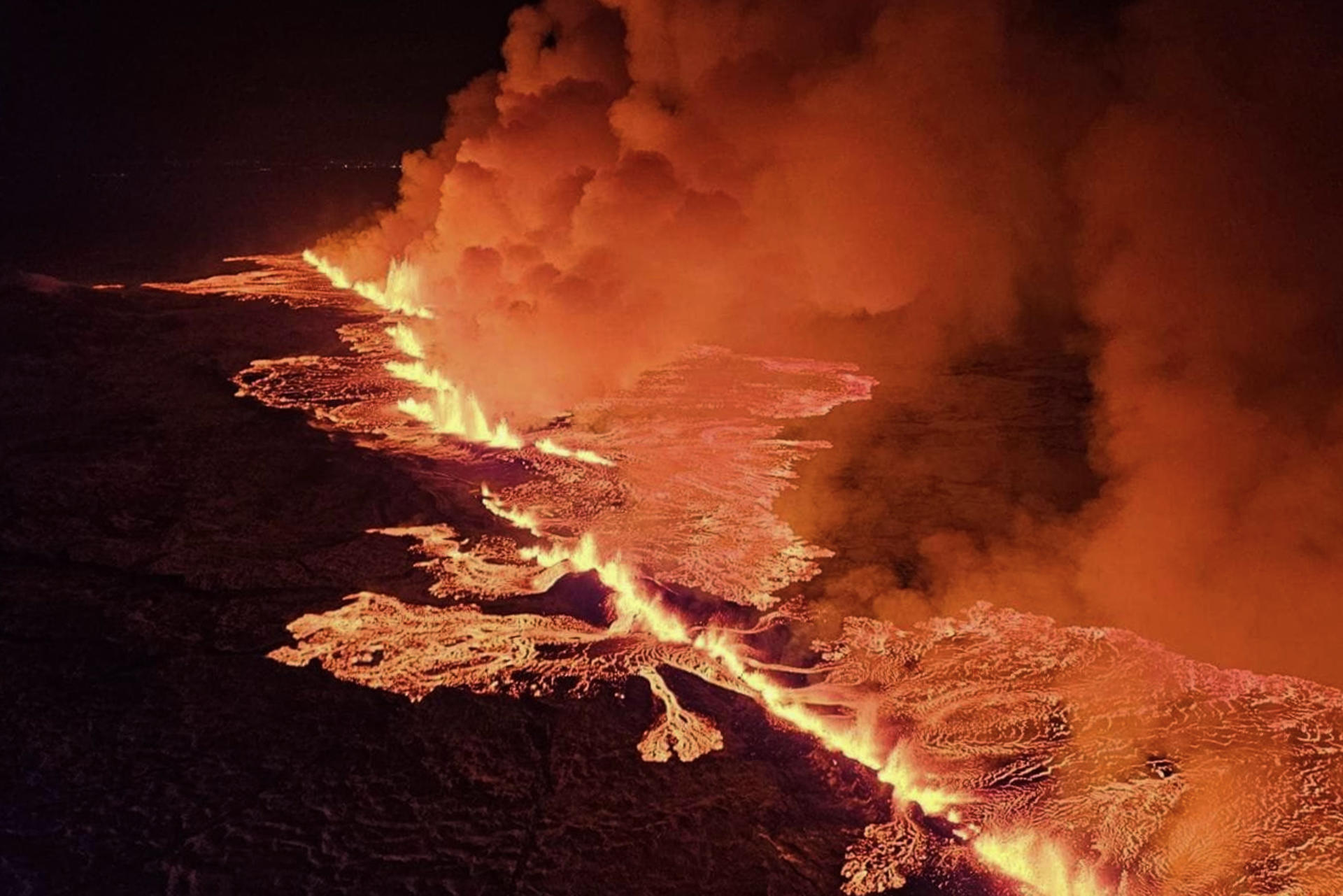 Erupción volcánica al norte de Grindavík