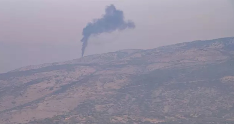 Una columna de humo en el norte de Israel, cerca de la frontera con Líbano |
