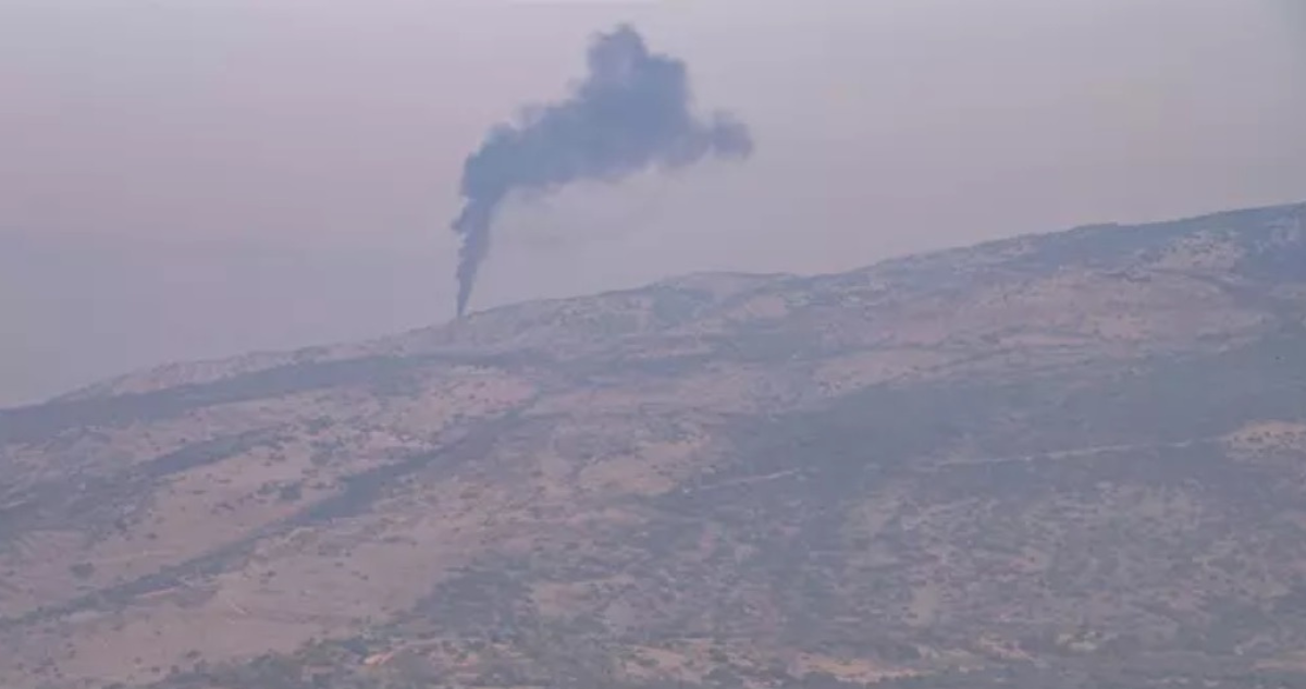 Una columna de humo en el norte de Israel, cerca de la frontera con Líbano |
