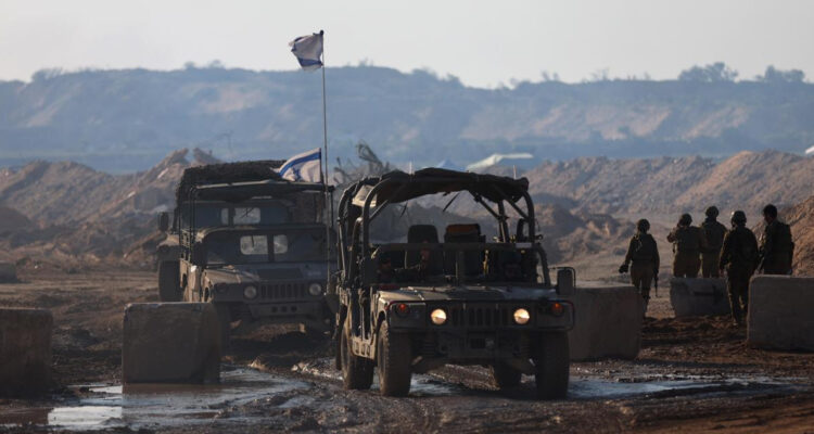 Israel continúa su ofensiva por aire, mar y tierra contra la devastada Franja de Gaza