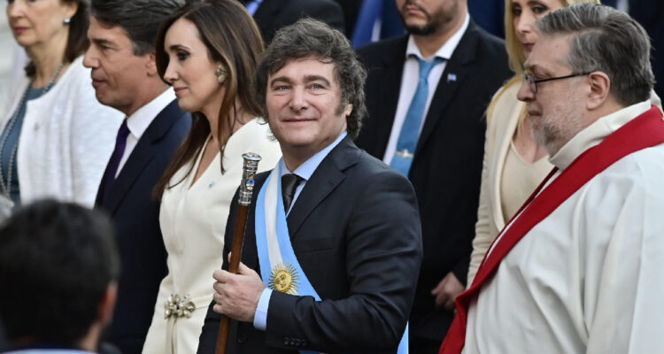 El presidente electo Javier Milei arriba a la ceremonia de tedeum, como parte de su agenda de la asunción