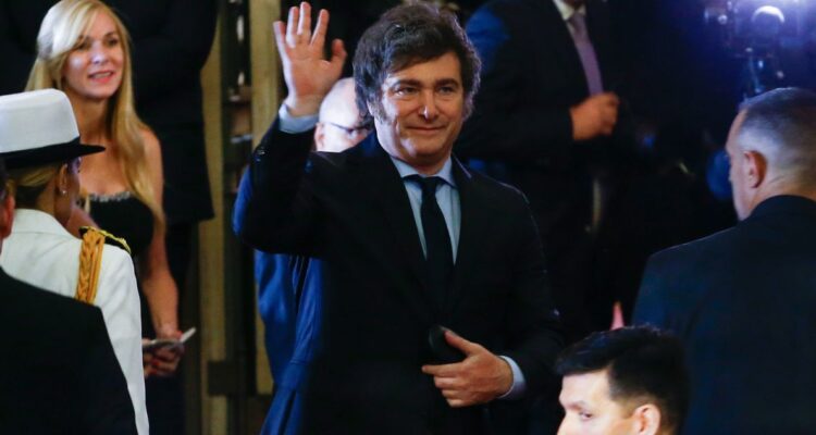 Gobierno de Milei no renovará miles de contratos públicos y revisará un millón de planes sociales