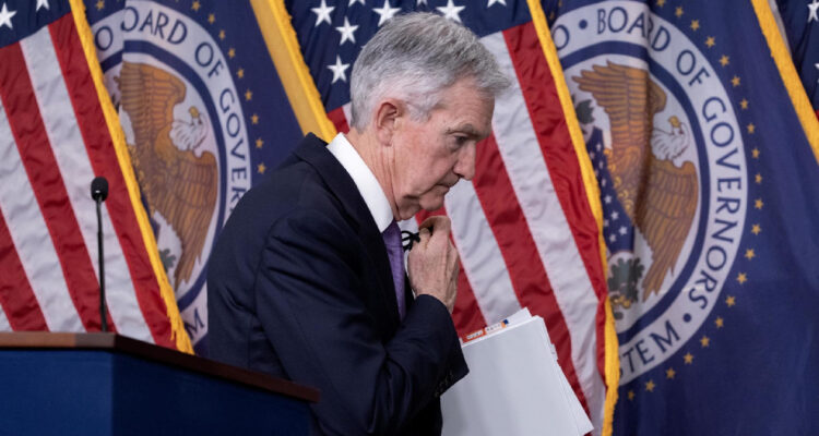 Chairman de la reserva federal, Jerome Powell, se retira de un punto de prensa durante este miércoles
