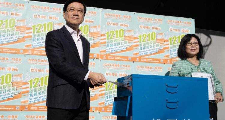Jefe del Ejecutivo, John Lee, y su esposa, Janet Lam, votan en las elecciones del consejo de distrito en Hong Kong