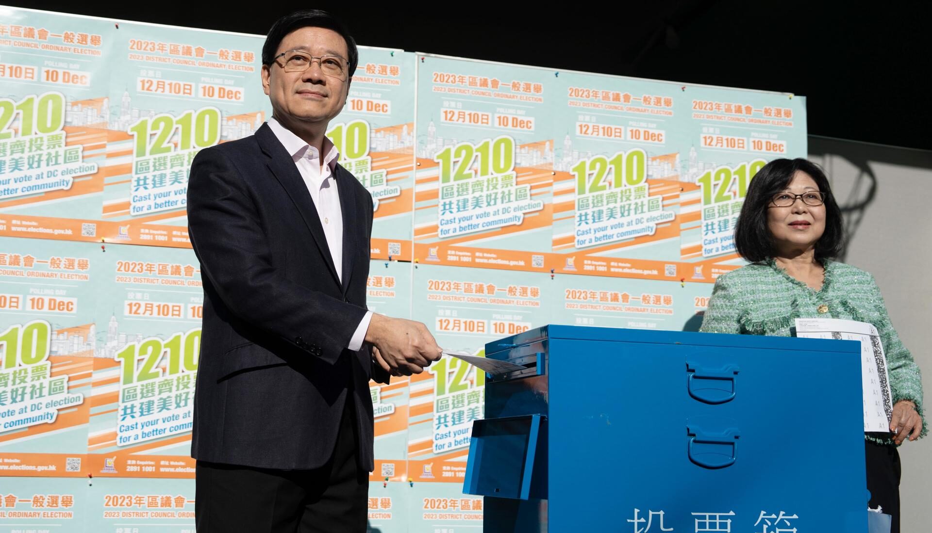 Jefe del Ejecutivo, John Lee, y su esposa, Janet Lam, votan en las elecciones del consejo de distrito en Hong Kong