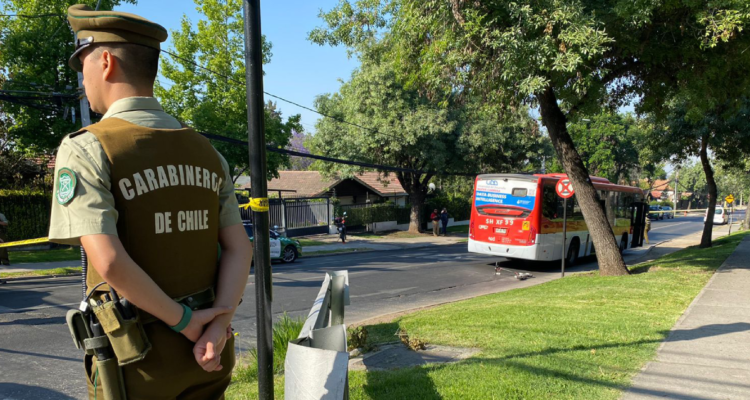 Carabineros acordona zona del atropello en Las Condes.
