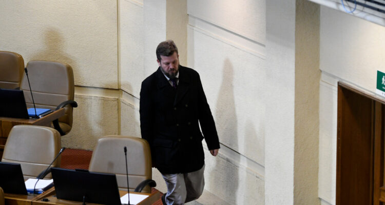 “Castigo fascista”: Críticas a Republicanos por “venganza” contra Káiser tras sacarlo de comisiones