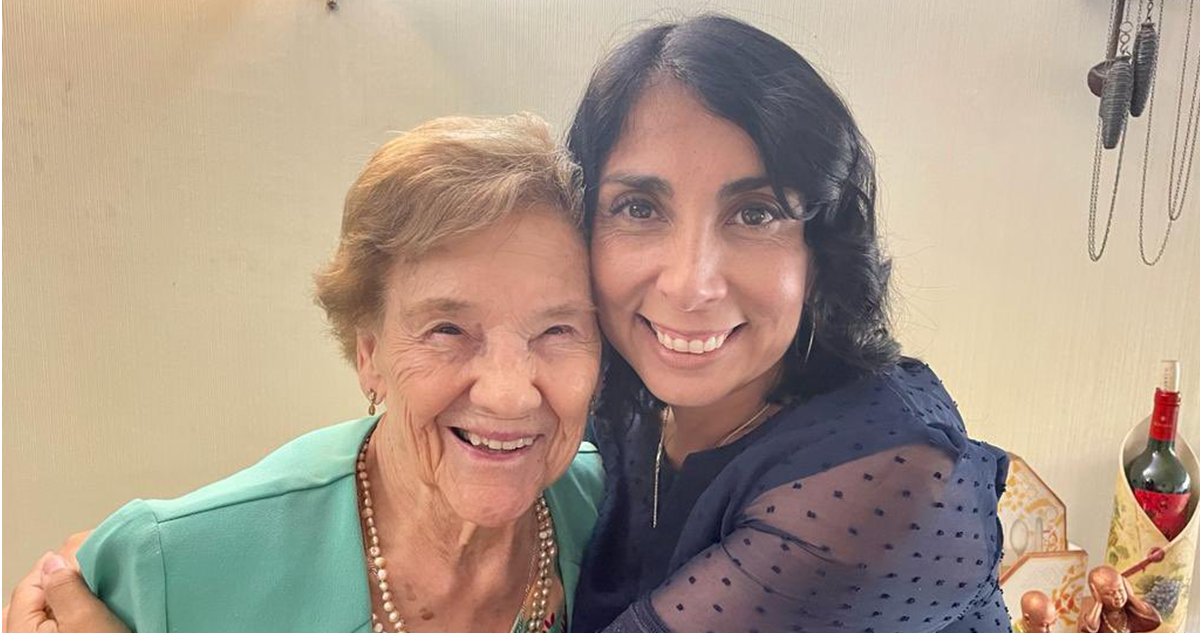 La exministra Karla Rubilar, junto a su abuela.
