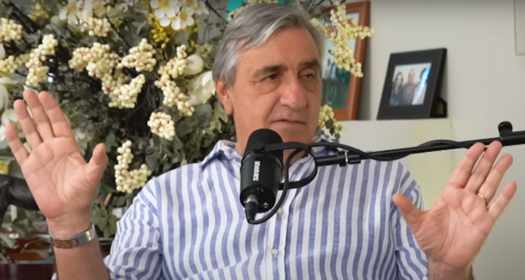 Kike Morandé criticó el exceso de groserías en el stand-up actual, especialmente cuando provienen de mujeres, expresando su incomodidad al respecto.