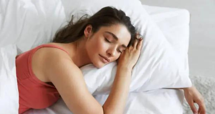 Este es el lado por el cual debería dormir y así tener un sueño reparador: revisa los beneficios