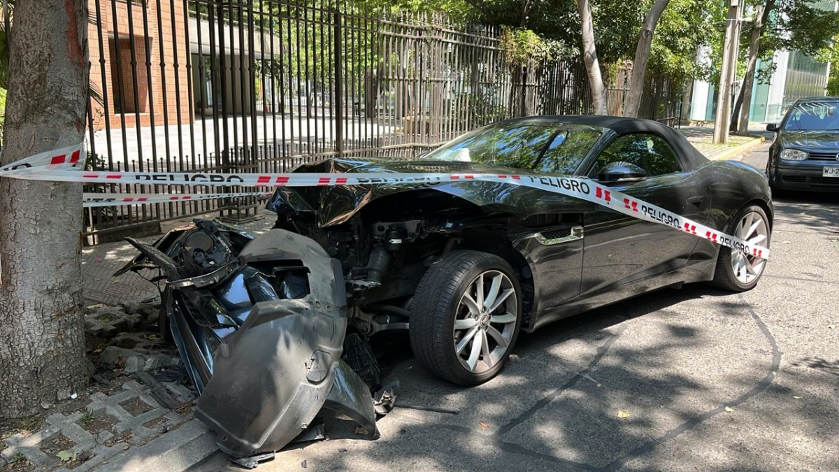 Conductor chocó un Jaguar contra un árbol en Las Condes y se dio a la fuga