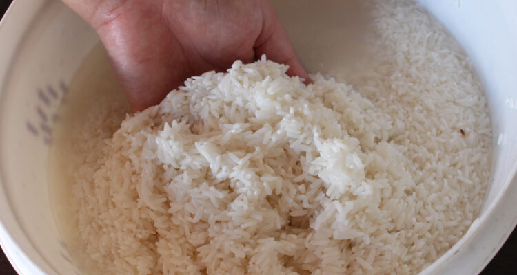 Lavar el arroz puede disminuir microplásticos y otros contaminantes presentes.