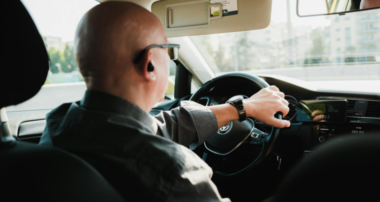 Chofer de aplicación conduciendo su vehículo.