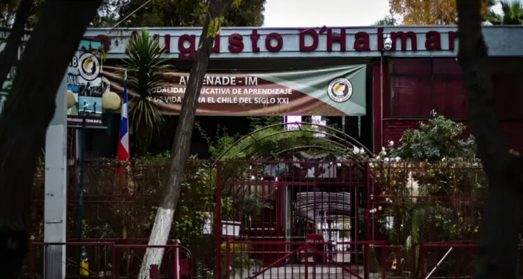 Despido masivo de funcionarios en colegios municipales de Ñuñoa: serían al menos 200 los desvinculados