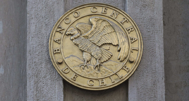 Logo del banco central puesto en el frontis de su edificio