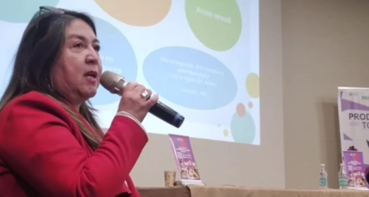 Imagen de la exseremi de la Mujer en el Bío Bío sosteniendo un micrófono durante una alocución en Los Ángeles.