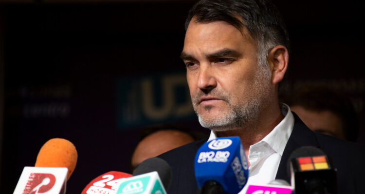 “Ha sido triste”: Macaya acusa a Bachelet de “infundir miedos” por aborto en tres causales