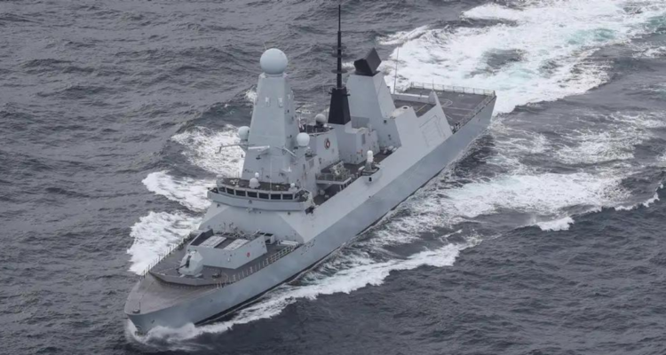 Imagen del buque de guerra de la Marina británica en unas maniobras frente a la costa de Escocia