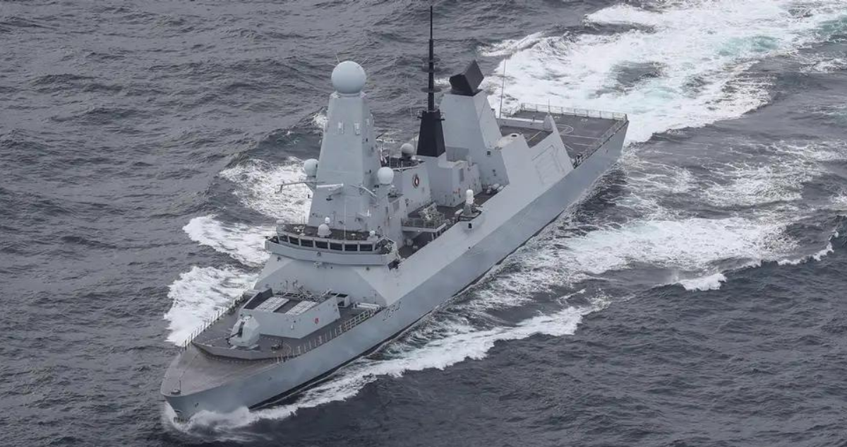 Imagen del buque de guerra de la Marina británica en unas maniobras frente a la costa de Escocia