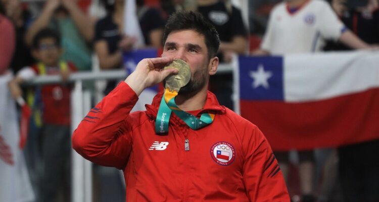 Rodrigo Rojas recibiendo su medalla en Santiago 2023.