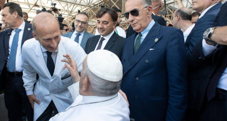 El Papa Francisco con el doctor Sergio Alfieri el 7 de junio pasado
